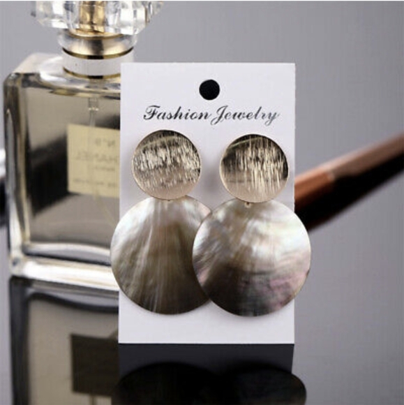 Gorgeous gold shell disc earrings - Picture 5 of 8